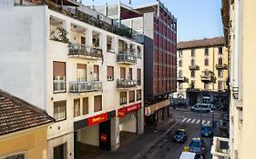 A Yellow Touch - Modern Studio In Isola Milano